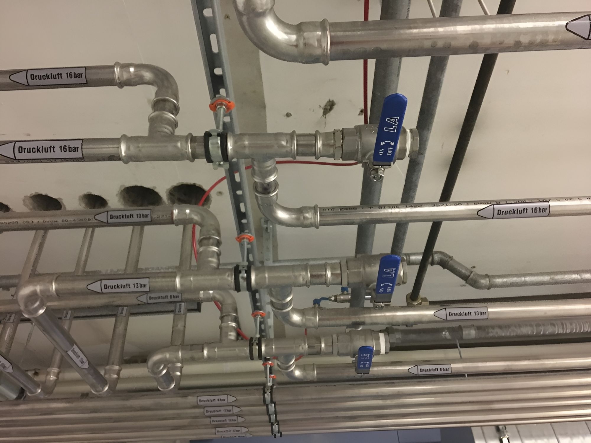 Industrielle Rohrleitungsinstallation mit Ventilen